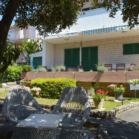 דירה Palatisa On The With Sunbeds, Umbrella And Canoe Kožino
