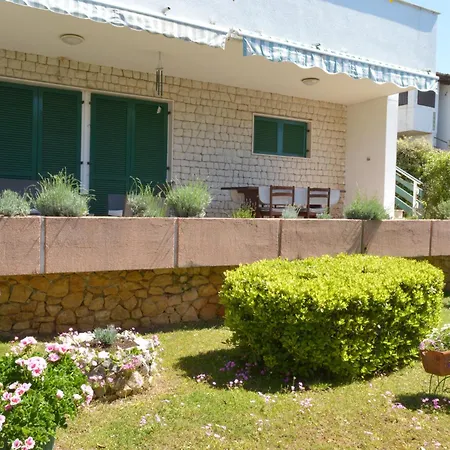 דירה Palatisa On The With Sunbeds, Umbrella And Canoe Kožino